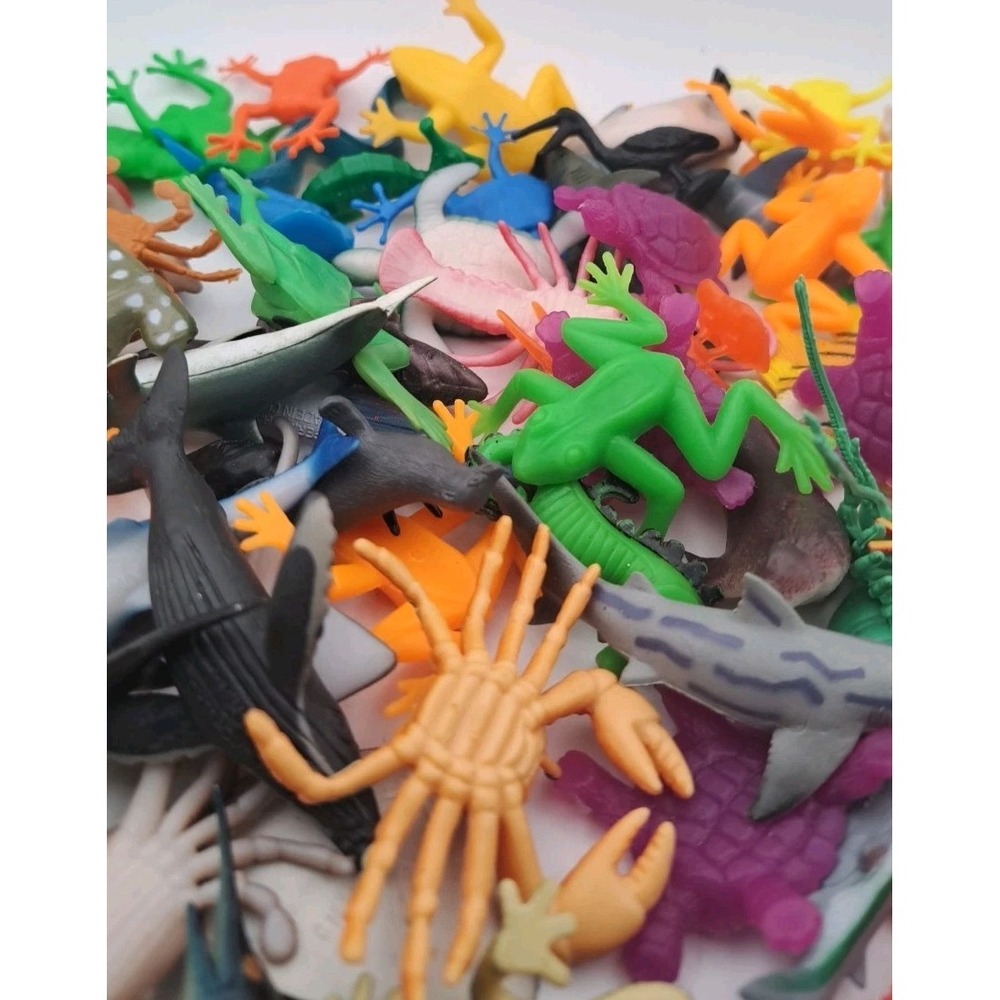 Vintage Mix Lot of 10.5 OZ Plastic Sea Fresh Water Animals Figures Frogs Sharks